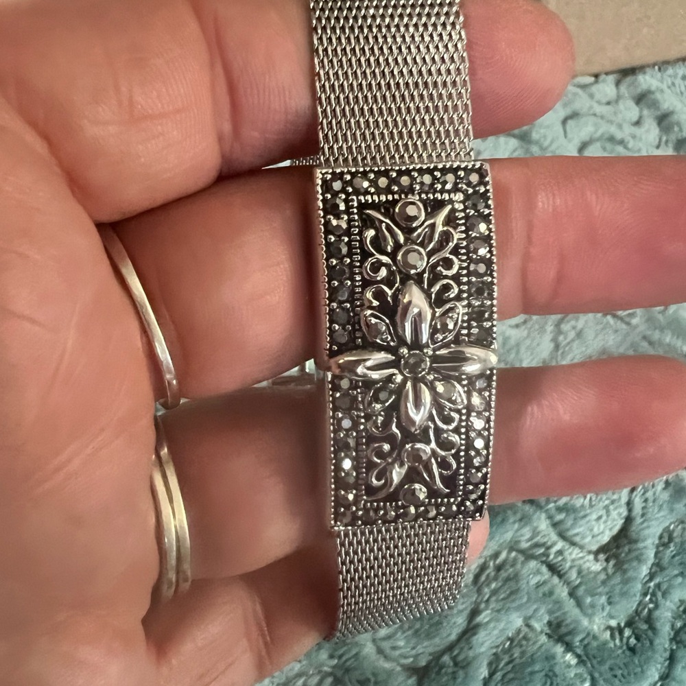 WOMEN'S SILVER TONE BRACELET WITH CLEAR GEMS